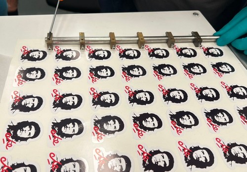 Producția de autocolante Che Guevara